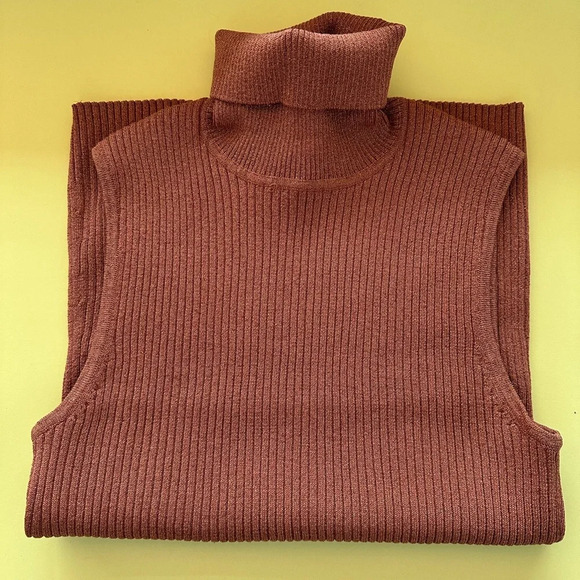 CABLE & GAUGE 2 Short Sleeves Red & Gold Medium Holiday Metallic Turtle Necks - Picture 4 of 5